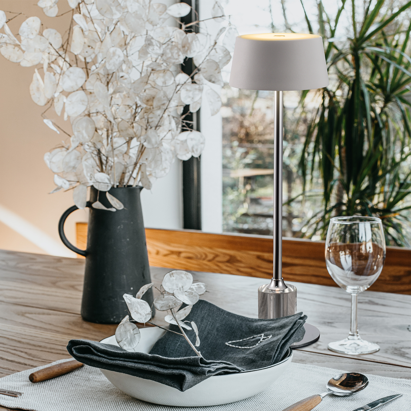 cartina battery-operated cordless table lamp's Sleek design complements an elegant dinner table, offering cozy, unforgettable warm lighting.